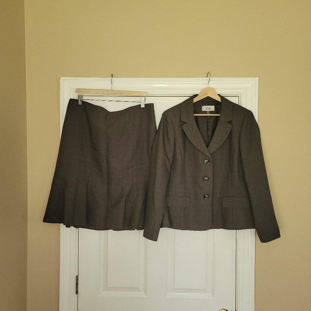 Le Suite Crepe Button-Front Flounce Skirt Suit